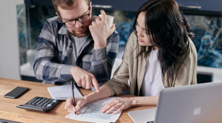 Couple qui fait se demande de crédit d'impôt pour sa toiture
