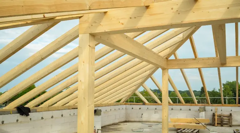 Fermes de toiture en construction