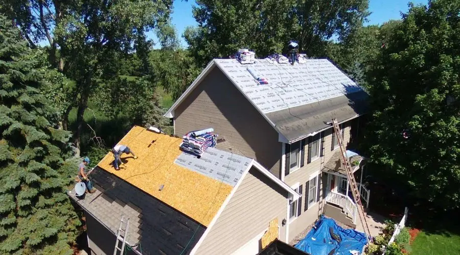 Toiture en réfection par des couvreurs recommandés du Saguenay